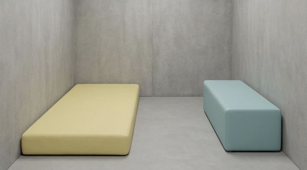 Gele gecoate matras en lichtgroene bank in een betonnen ruimte – QMtex®, regio Deerlijk